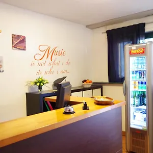 Bed & Breakfast Music, Milán